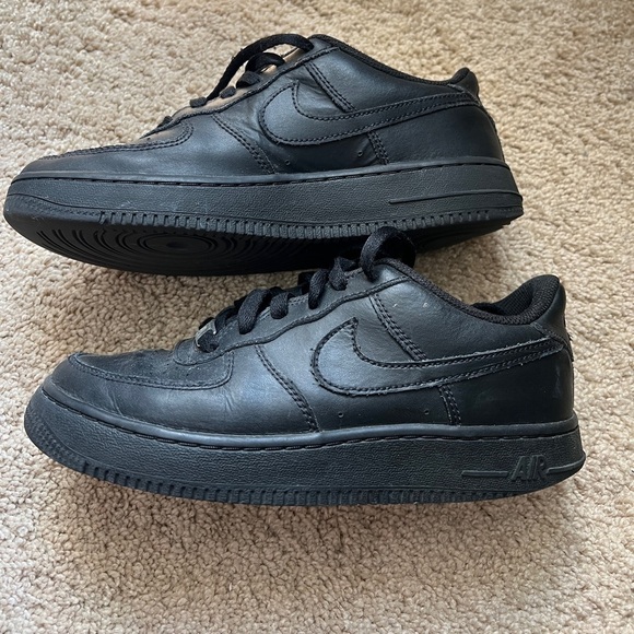 Nike Air Force One 1 LE Youth Boys Sneakers size 5.5 Black Lace up Low Hoops - Picture 2 of 10
